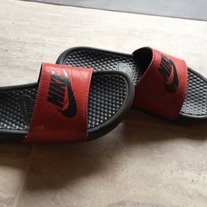 Nike Slides Red/Black (boys 5y)